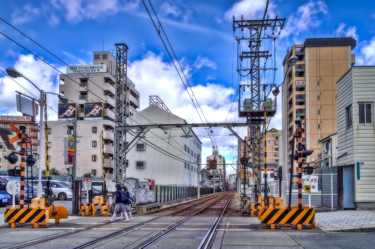 【HDR写真】阪堺電車の旧「南霞町停留場」付近の踏切で、猫が線路を横切っていた。
