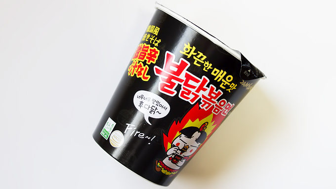 カップ麺 三養食品 ブルダック炒め麺 カップ 辛いというより 痛い ノックアウト必至のハンパない辛さ ノツログ